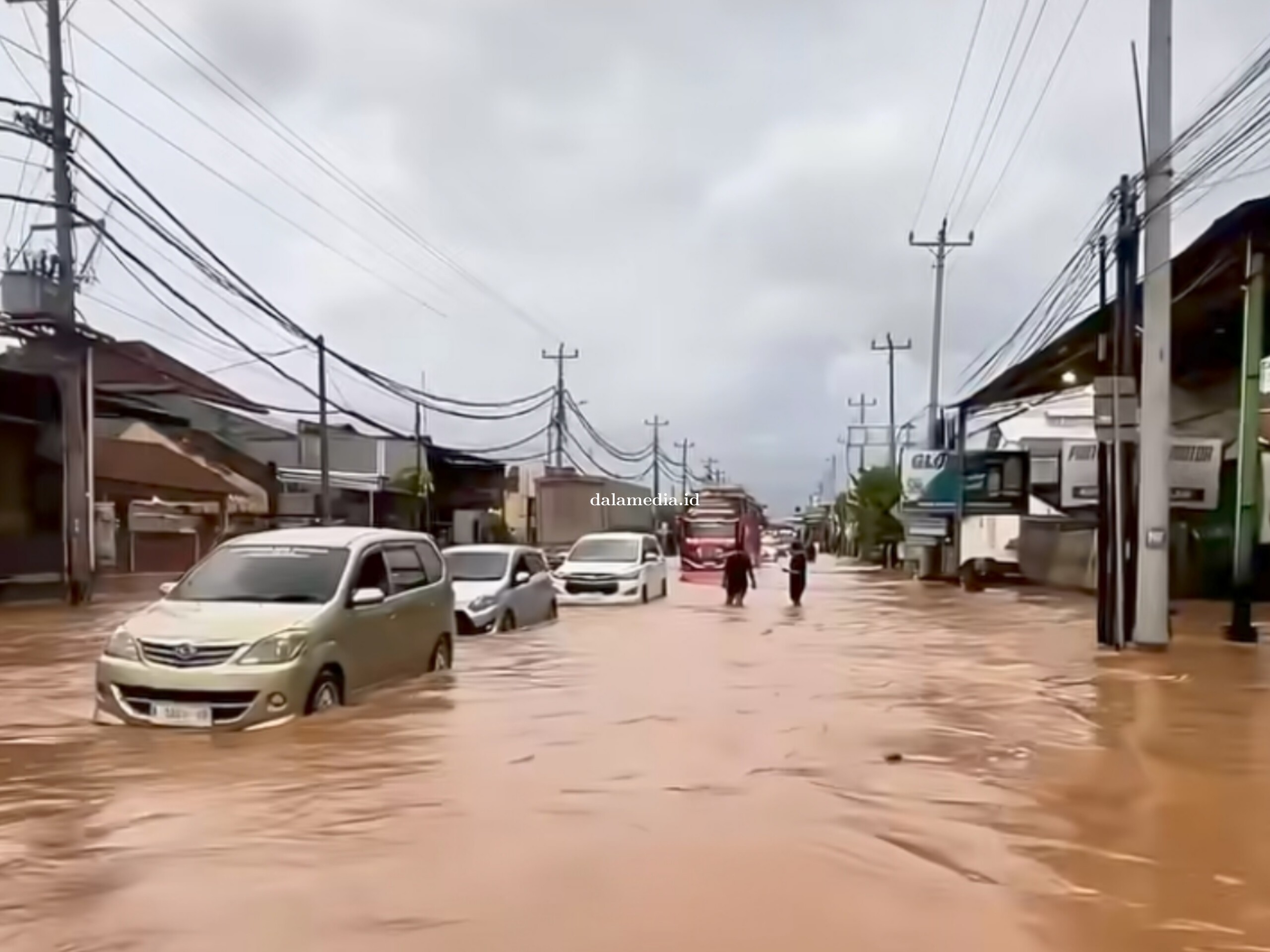 Banjir Rendam Jalur Pantura Kudus-Pati, Pengendara Motor Terpaksa Dorong Kendaraan